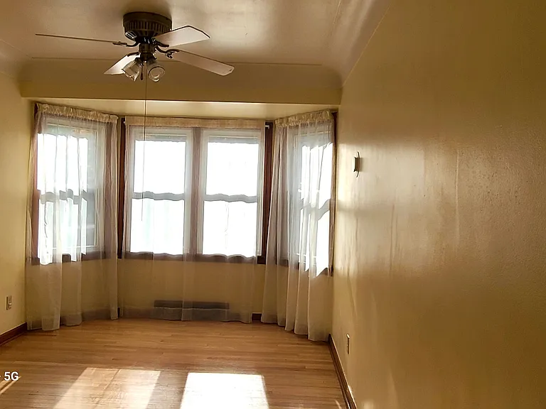 160 Olympia Dr — Photo 2