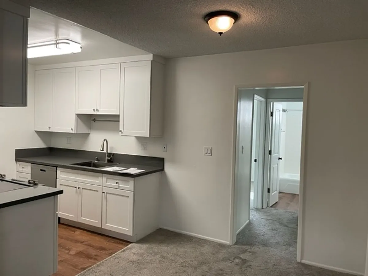 Building Photo - 3045 Theresa St #5