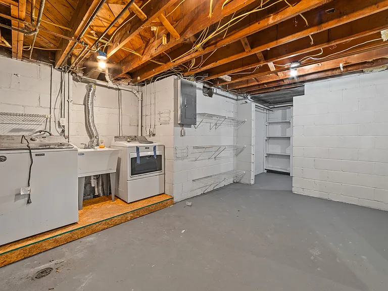 220 E 2nd St — Photo 38