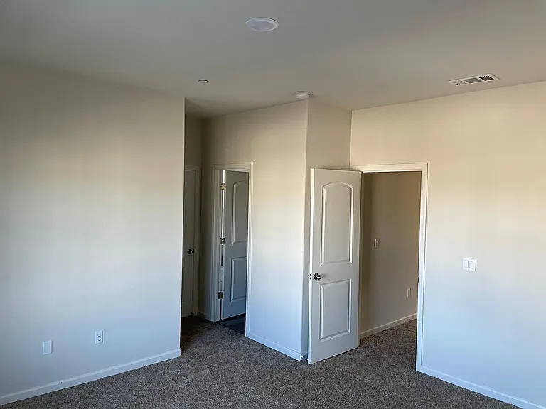 661 Granada Ct — Photo 12