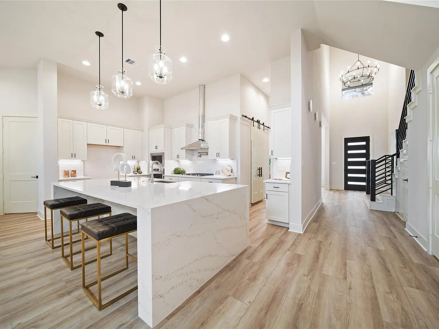 5 bed, 5.0 bath, 3996 sqft, $8,200 — Photo 4