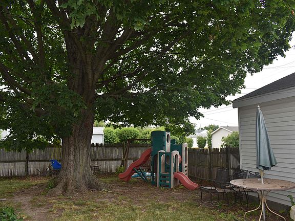 4th image of 1522 N Wellington St