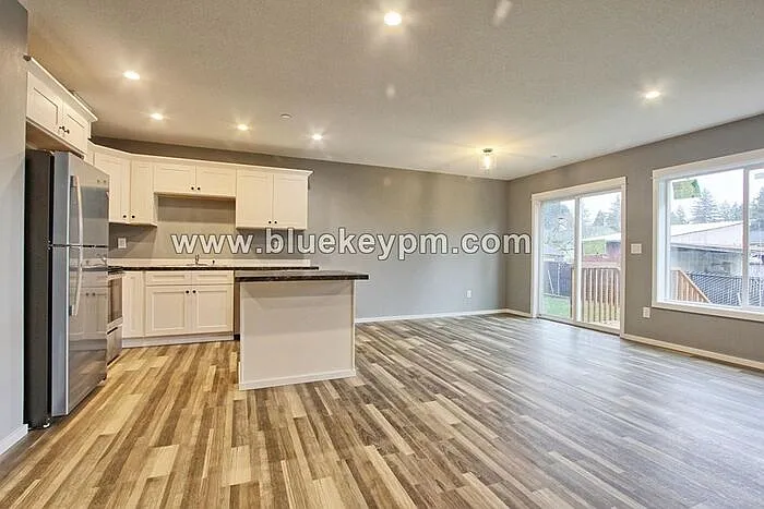 3 bed, 2.5 bath, 1414 sqft, $2,050 — Photo 3