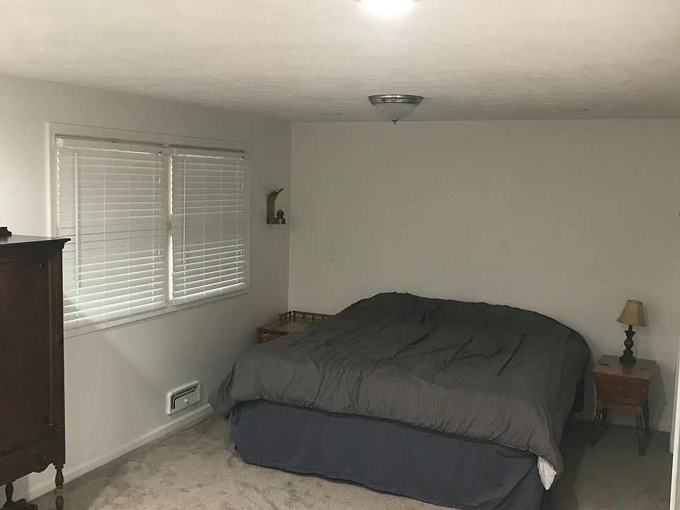 Master bedroom 11x22 King Be
