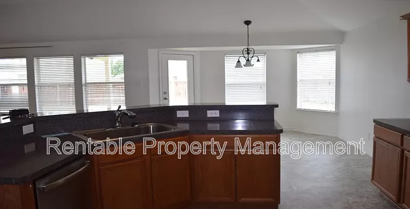 3 bed, 2.0 bath, 1640 sqft, $2,325 — Photo 3