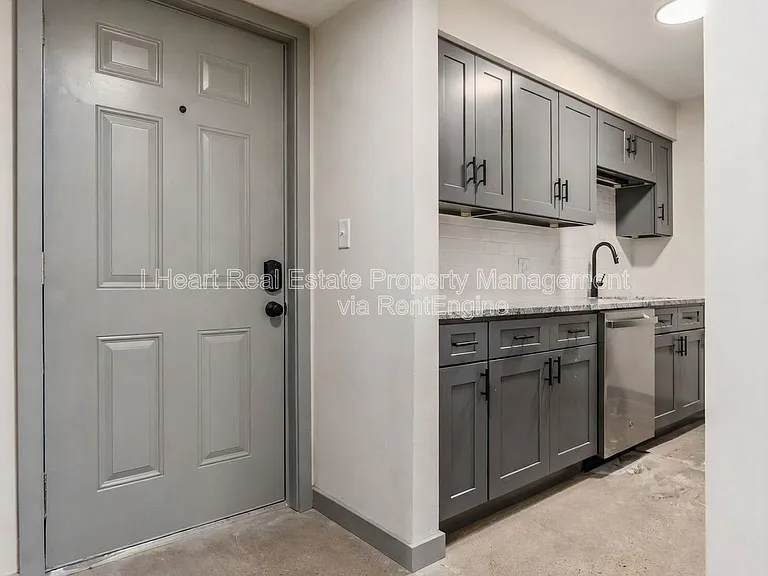 2085 W Broad St #209 — Photo 8