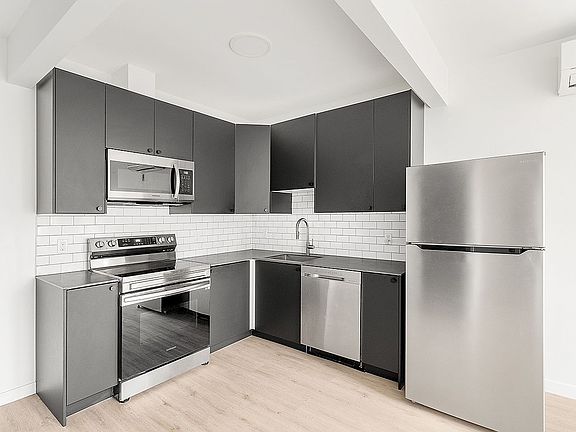 4th image of 314 Cornelia St #4B