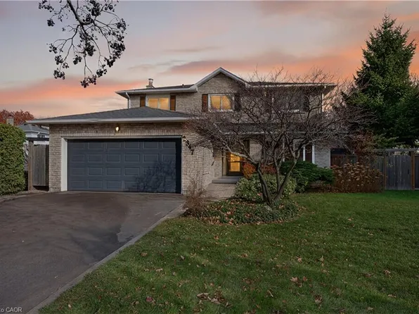 2347 Tweedsmuir Ct, Burlington, ON L7P 4K9