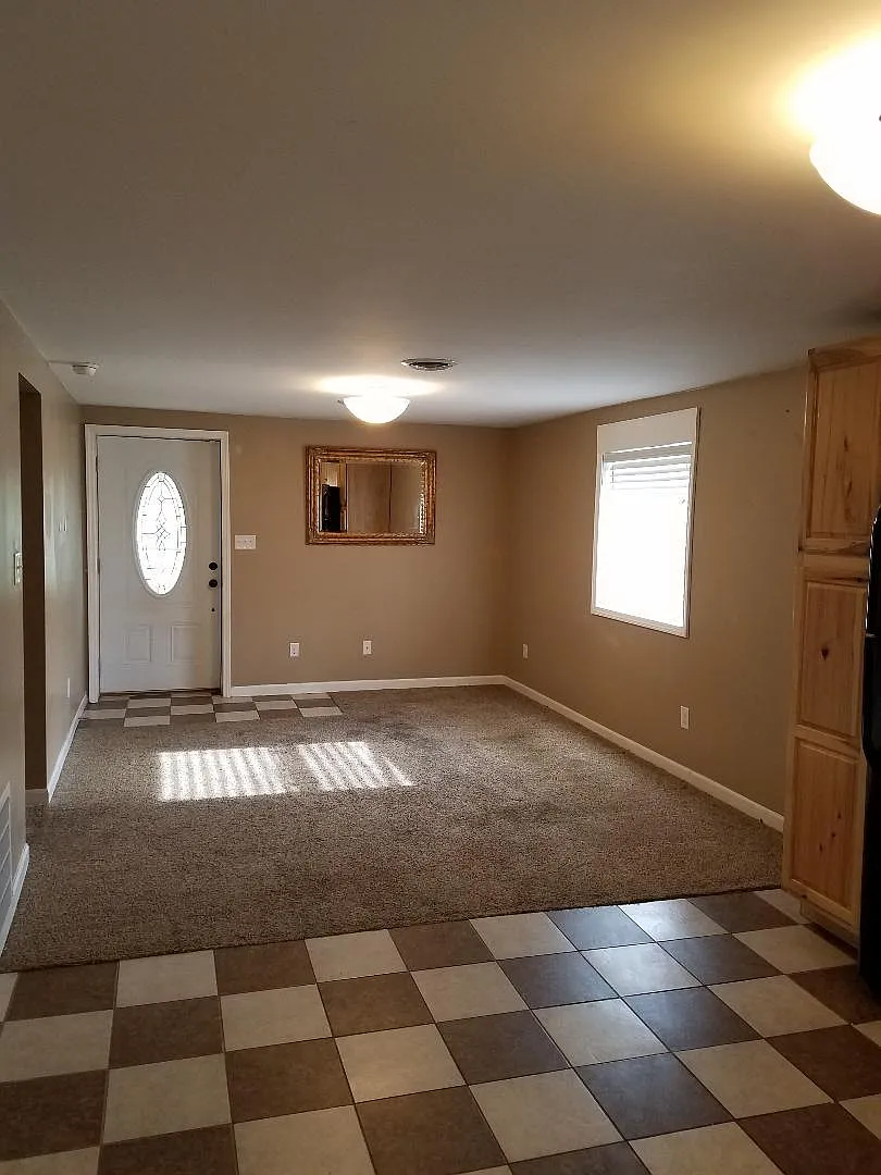 318 Henry St — Photo 2
