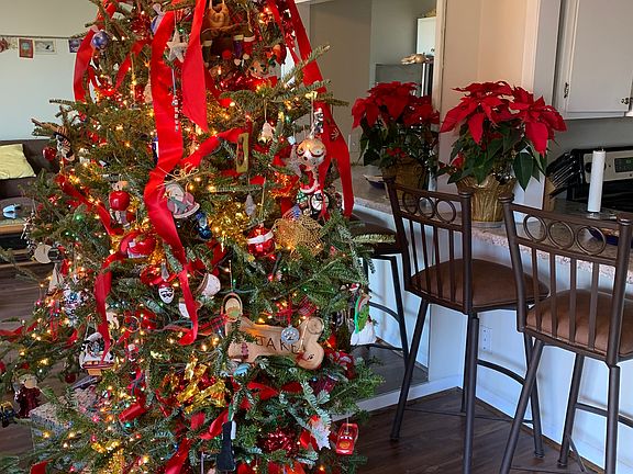 Open concept breakfast bar with swivel stools.
