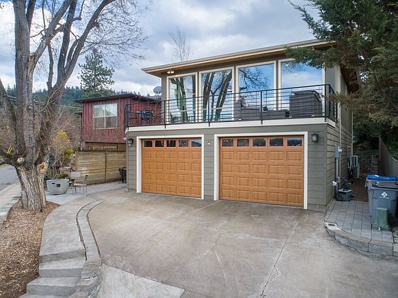 3rd image of 402 Bluff Rd