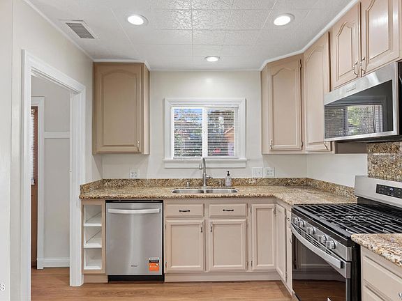4th image of 1001 Monterey Rd