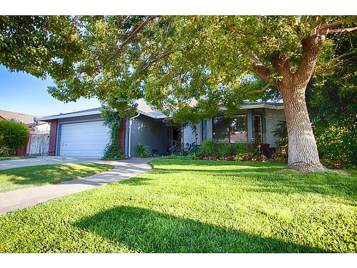 422 Lancaster Dr photo 1