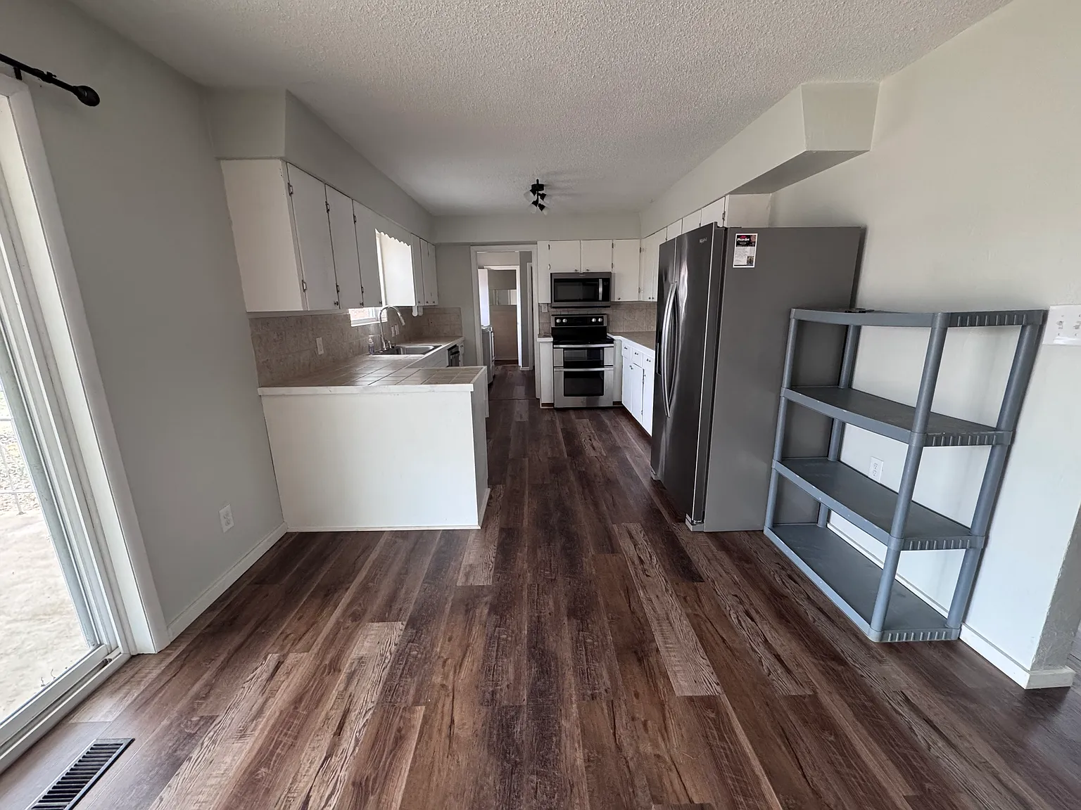 3 bed, 1.5 bath, 1668 sqft, $1,800 — Photo 4
