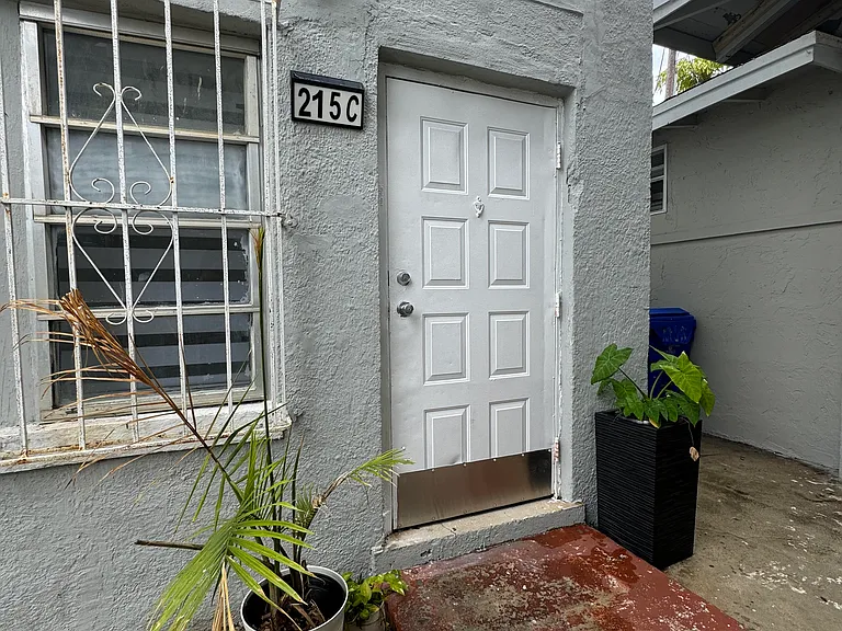 215 NE 26th Ter #C — Photo 14