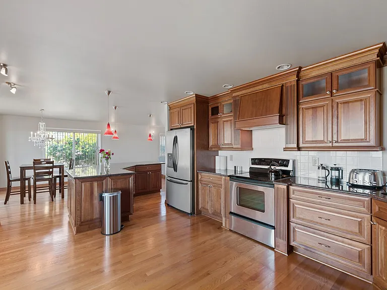 1920 Parkview Dr NE — Photo 9