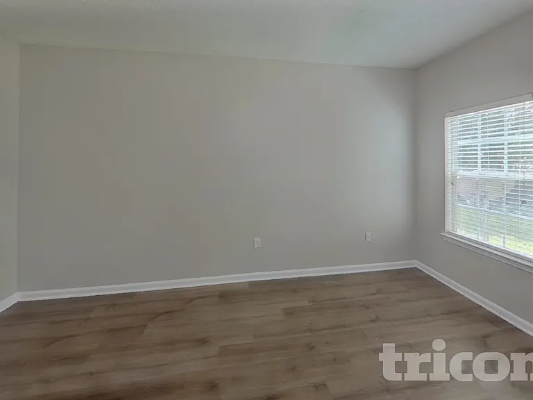 552 Howell Dr — Photo 3