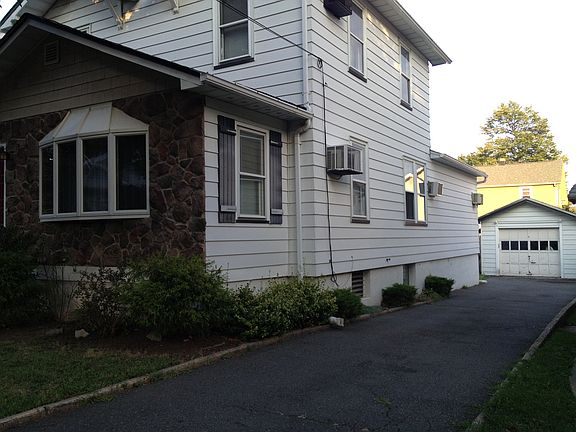 House w/ driveway + garage
