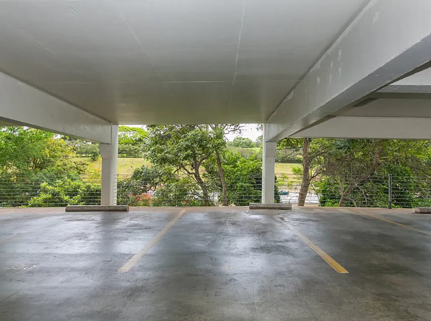 Pristine 2 bedrooms, 1 bath, former "model" corner/end unit with 2 parking stalls! — Photo 4