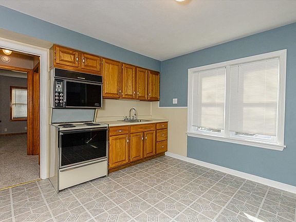 4th image of 2121 Elm St