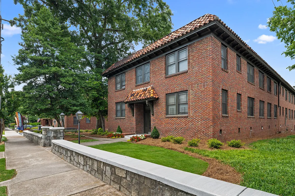 Building Photo - Highland Oaks