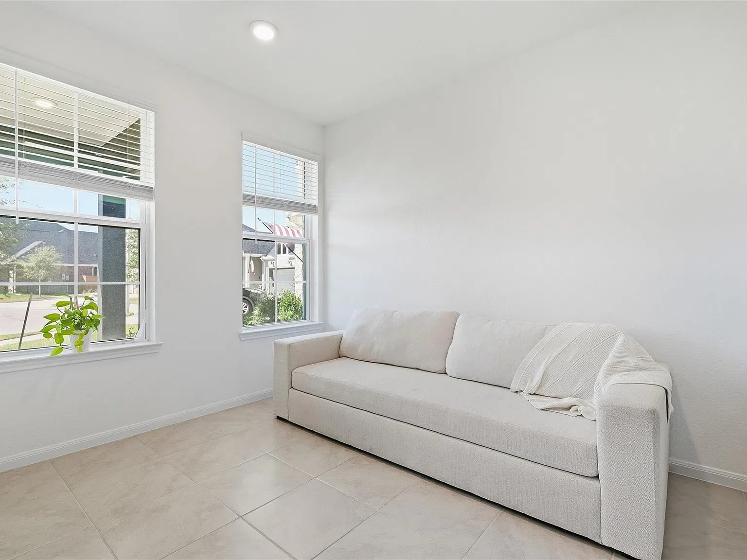 4 bed, 2.0 bath, 1902 sqft, $3,000 — Photo 4