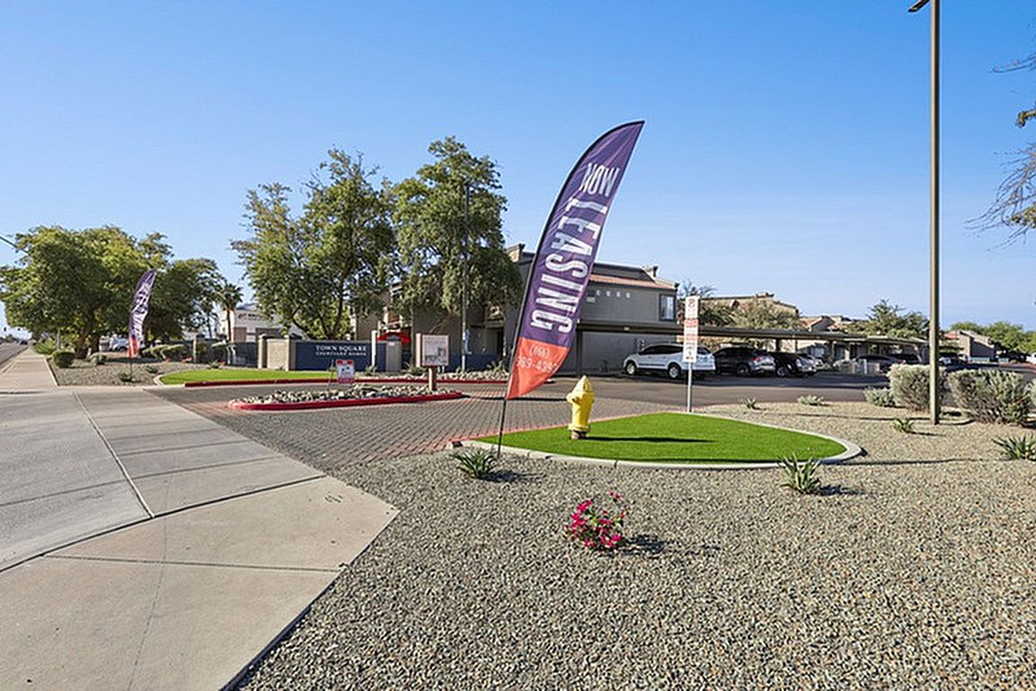 Town Square Courtyard Exterior (1)