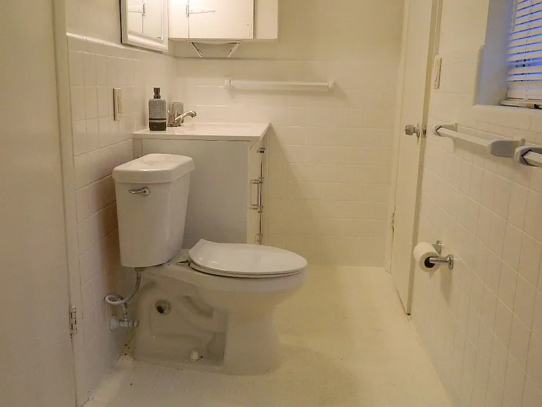 944 Kensington Dr — Photo 18