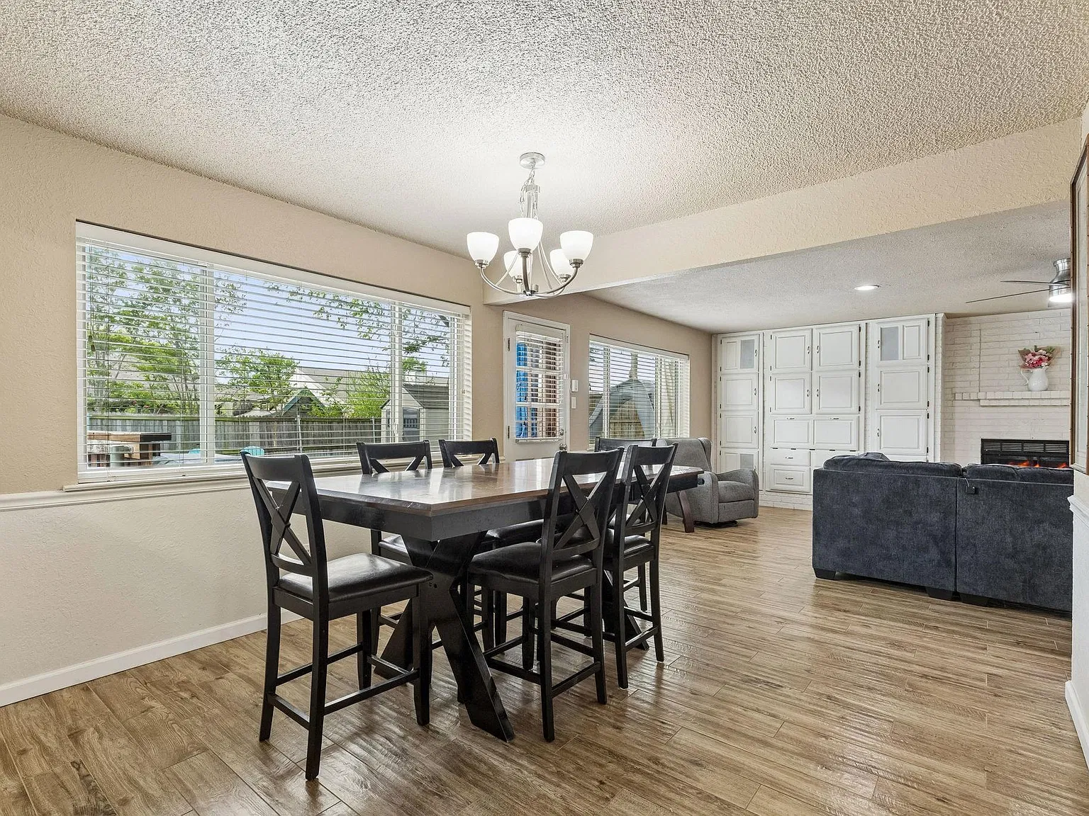 4 bed, 2323 sqft, $4,200 — Photo 4