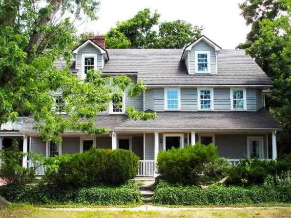 43 Maple Grove St, Great Neck, NY 11023