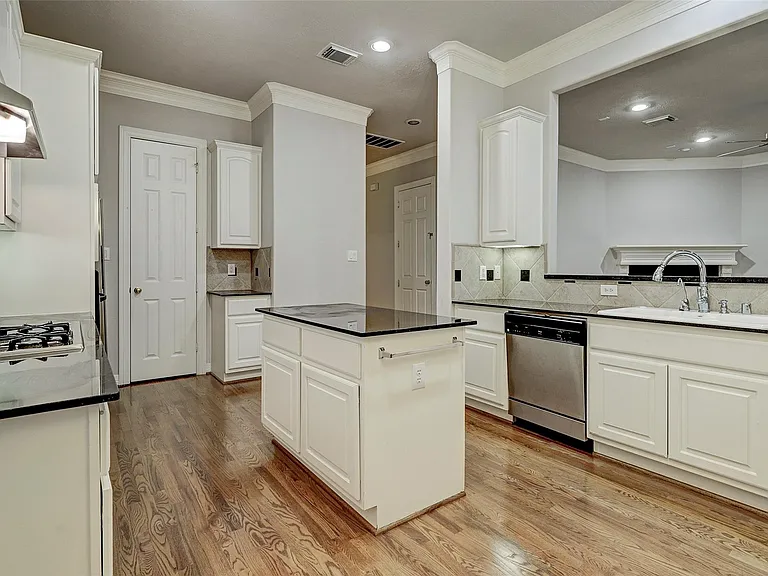 1302 W Park At Shady Villa — Photo 4