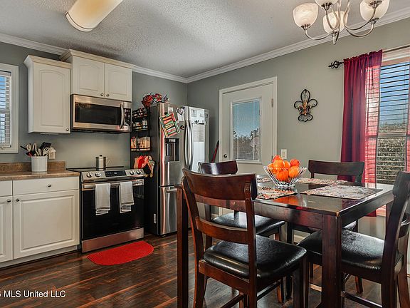 3rd image of 403 Chenoa Ave