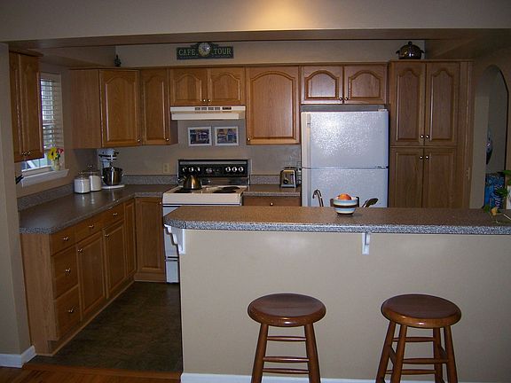 kitchen w/eating bar