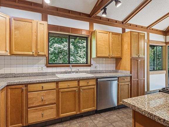 5th image of 5 Laurel Ridge Dr
