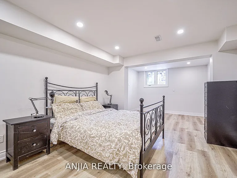 322 Hillsdale Ave E — Photo 21
