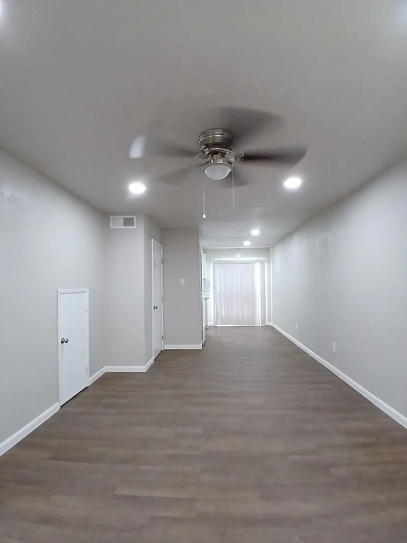 305 N Lake Ave — Photo 2