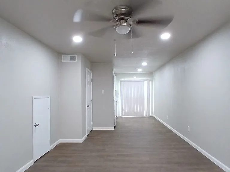 305 N Lake Ave — Photo 2