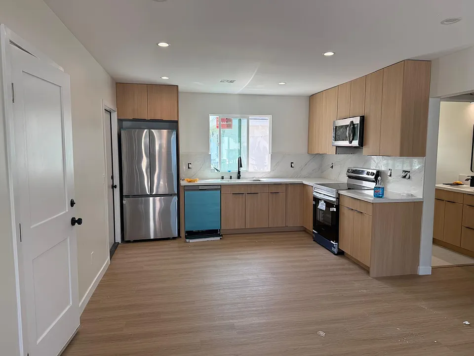 3835 Baker St