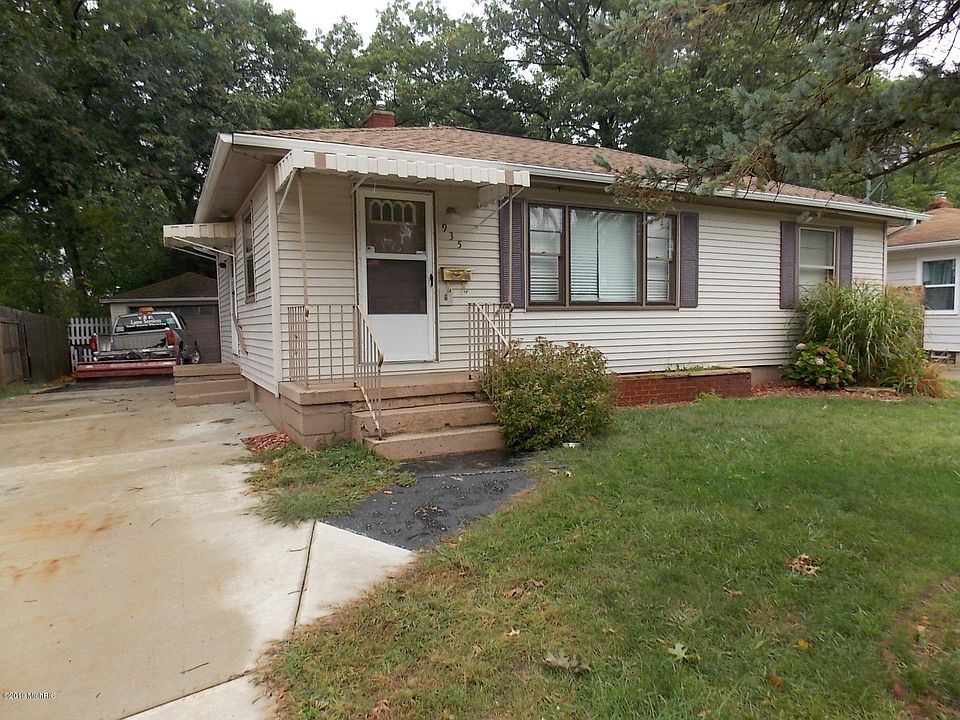 1st image of 935 Muriel St SW