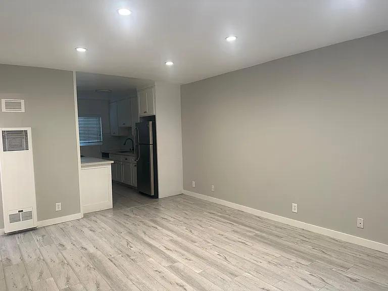 7555 De Longpre Ave #9 — Photo 4