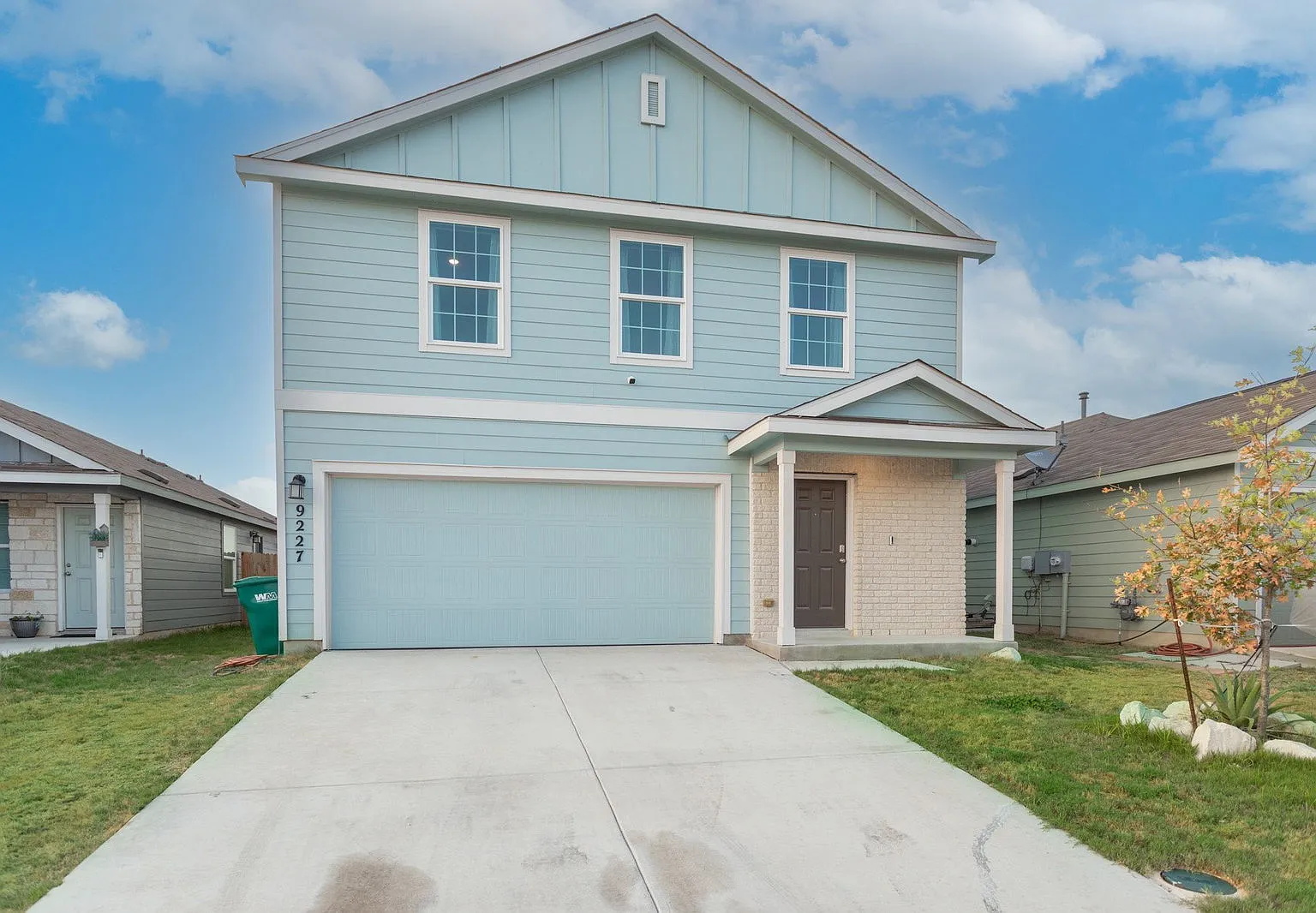 4 bed, 2.5 bath, 1952 sqft, $1,950 — Photo 1