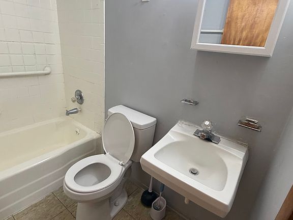 5th image of 908 W Lake Ave APT 4