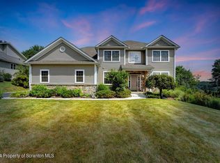1028 Circle Green Dr #L-15, Clarks Summit, PA 18411