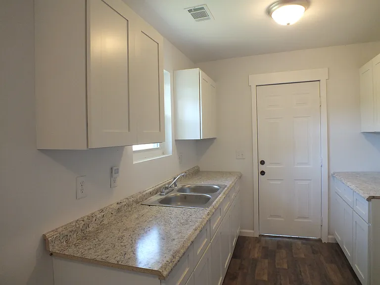 1256 Kings Hwy — Photo 5