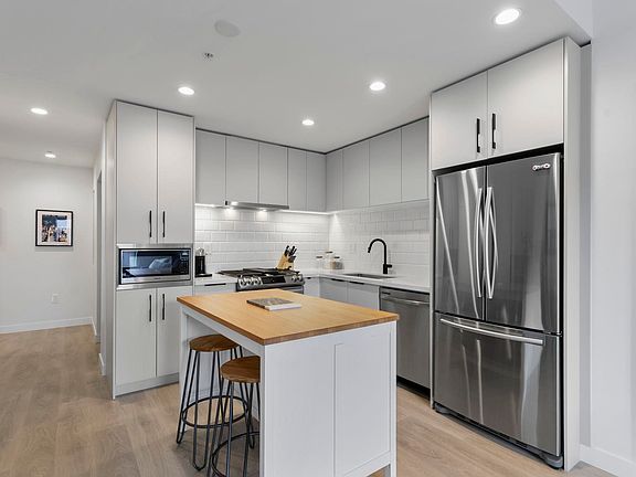 2nd image of 3018 Saint George St #301