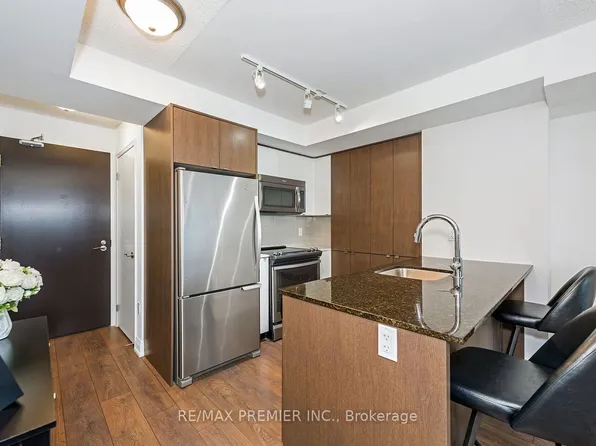 9 Valhalla Inn Rd #609, Toronto, ON M9B 0B2