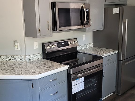Kitchen (Brand New Appliances)
