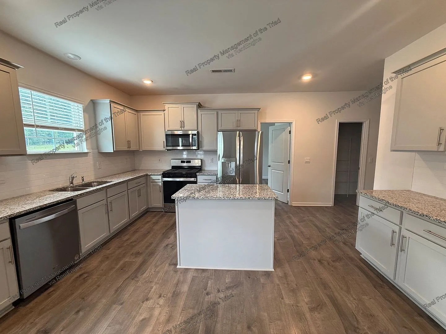 5 bed, 4.0 bath, 3554 sqft, $3,295 — Photo 4