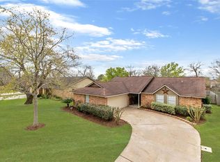 61 Sweetgum Ct, Lake Jackson, TX 77566