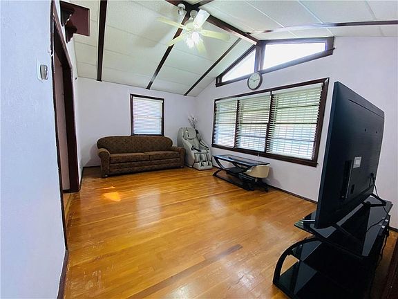 4th image of 440 Topping Ave